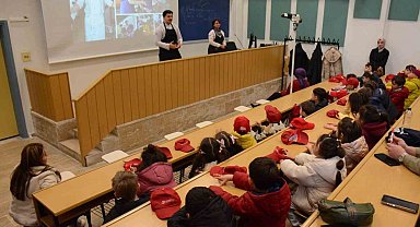 Minik eller mutfakta ilk deneyimini yaşadı