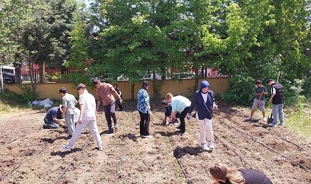Minik eller toprakla buluştu: Çocuklar hobi bahçesine sebze fideleri dikti
