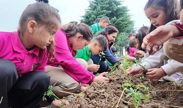 Minik elleriyle fideleri toprakla buluşturdular
