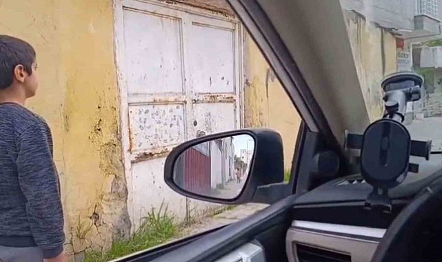 Minik Emre'nin İstiklal Marşı okunurken hazır ol duruşuna geçtiği anlar kameraya yansıdı