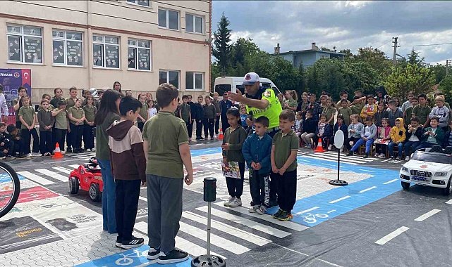 Minik öğrencilere jandarmadan uygulamalı trafik eğitimi