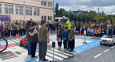 Minik öğrencilere jandarmadan uygulamalı trafik eğitimi