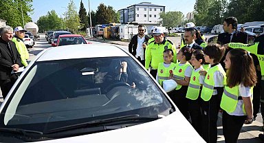 Minik trafik dedektifleri görev başında: Hem öğrendi hem öğretti
