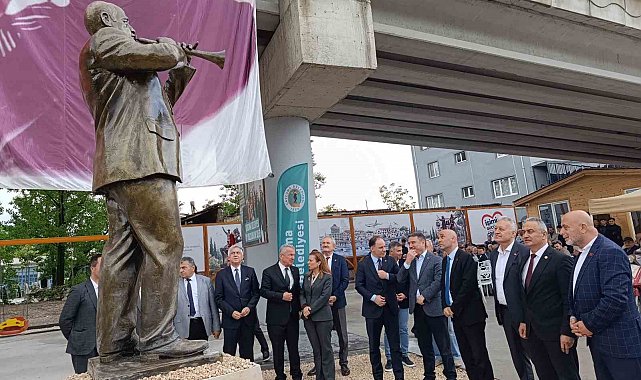 Miting ve açılışların unutulmaz ismi Seyfi Usta'nın heykeli açıldı