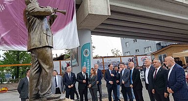 Miting ve açılışların unutulmaz ismi Seyfi Usta'nın heykeli açıldı