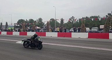 Motodrag yarışlarında bariyerlere çarpan motosikletin sürücüsü yaralandı