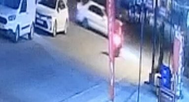 Motosiklet ile otomobilin çarpışması kameraya yansıdı