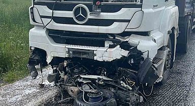 Motosiklet sürücüsü girdiği tırın altında feci şekilde can verdi