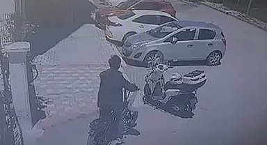 Motosiklet üzerinde duran kaskı çaldı: O anlar kamerada