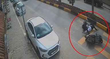Motosikletteki 2 kişinin yere savrulduğu anlar kamerada