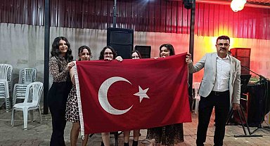 Muhtardan Anneler Günü'ne özel leopar gecesi