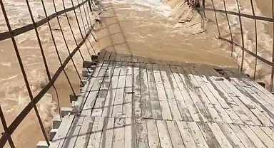 Munzur Nehri taştı, asma köprü çöktü