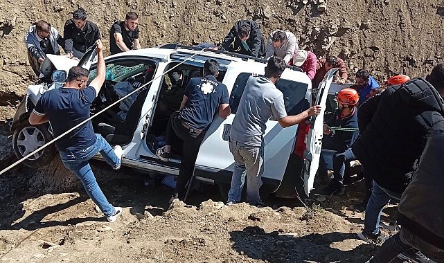 Muş'ta çaya düşen otomobildeki 1 kişi yaralandı