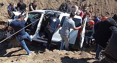 Muş'ta çaya düşen otomobildeki 1 kişi yaralandı