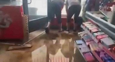 Muş'ta sağanak ve dolu yağışı: İş yerlerini su bastı