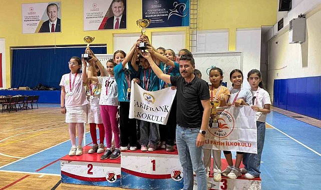 Nazilli Vakıfbank İlkokulu kızları satrançta Aydın şampiyonu oldu