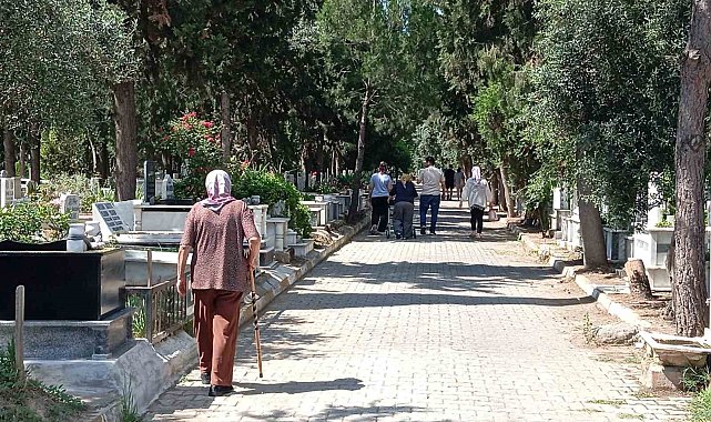 Nazilli'de arefe günü mezarlıklara ziyaretçi akını