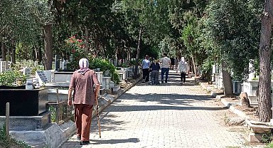 Nazilli'de arefe günü mezarlıklara ziyaretçi akını