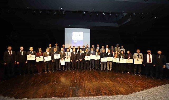 NEÜ'nün engelsiz üniversite başarısı bayrak teslim töreni ile taçlandı