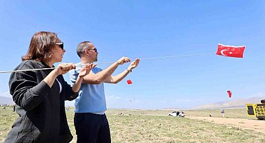 Niğde'de gökyüzü anneler için renklendi