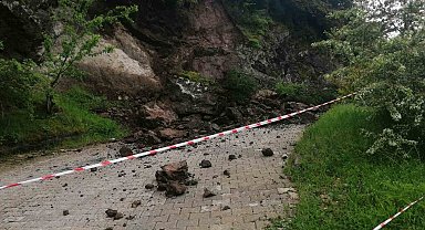 Niksar'da sağanak nedeniyle kaya parçaları yola düştü
