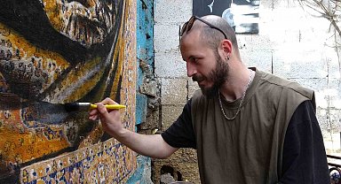 Nostaljik perde ve halıları sanat eserine dönüştürüyor