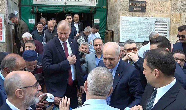Numan Kurtulmuş cuma namazında Ulu Cami'de vatandaşlarla saf tuttu