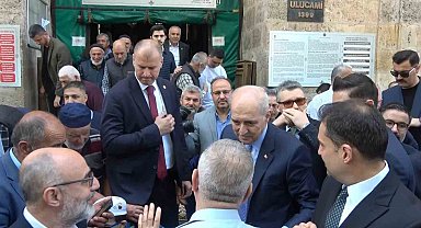 Numan Kurtulmuş cuma namazında Ulu Cami'de vatandaşlarla saf tuttu