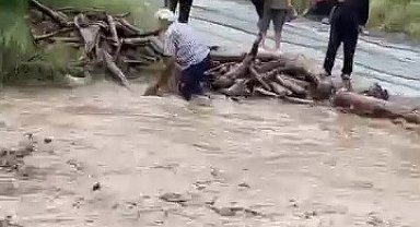 Odun uğruna canını hiçe sayarak dereye giren vatandaşın o anları kamerada