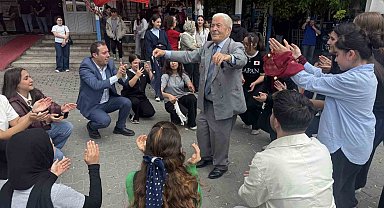Öğrenciler balık yeme yarışması yaptı, birinci 4 çipura kazandı