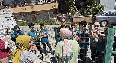 Öğrenciler çiçeklerle iyilik mesajı verdi