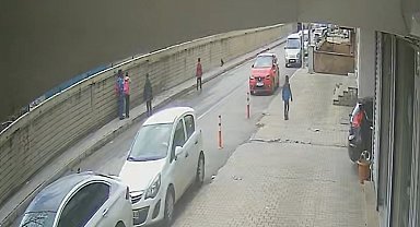 Öğrencilerin kurtarmaya çalıştığı yavru kuşu karga kaptı