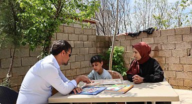 Öğretmenlerin saha çalışmasında tanıştığı özel ihtiyaçlı Zeynel, evinde aldığı eğitim desteğiyle yalnız bırakılmıyor