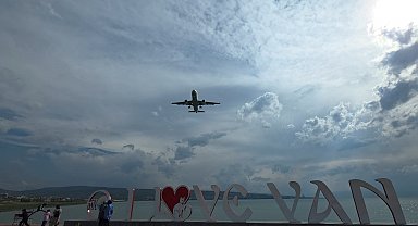 Olumsuz hava şartları nedeniyle Erzurum'a yönlendirilen uçak, rötarlı olarak Van'a indi