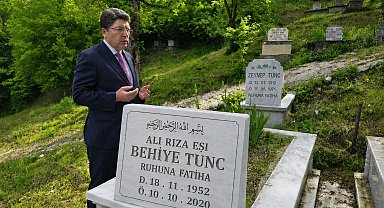 Önce annesinin mezarını ziyaret etti sonra şehit anneleri ile buluştu