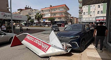 Önce otomobile ardından dev tabelaya çarptı, o anlar kameraya yansıdı