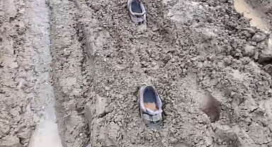 Önce otomobili sonra ayakkabıları çamura saplandı, mezranın yolu survivor parkurunu aratmadı