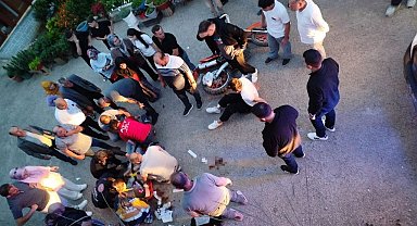 Öndeki aracı sollamak isteyen motosikletli istinat duvarından yere çakıldı: 2 yaralı
