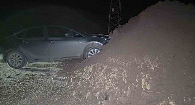 Önlem alınmadan yola dökülen toprak yığını gece karanlığında kazaya neden oldu
