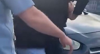 Önünü kestikleri servis sürücüsüne tehditler yağdırıp, darbetmeye çalıştılar
