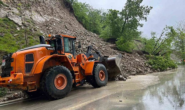 Ordu'da heyelan nedeniyle kısmen kapanan yol ulaşıma açıldı