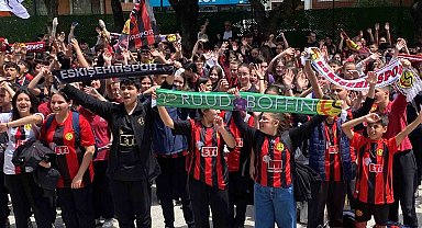Ortaokul öğrencilerinden Eskişehirspor'a coşkulu destek