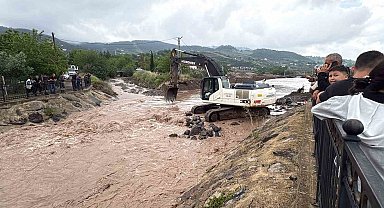 Osmaniye'de araçlar ve evler sular altında kaldı