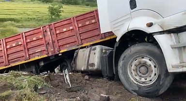 Osmaniye'de bariyerlere çarpan tır yoldan çıktı