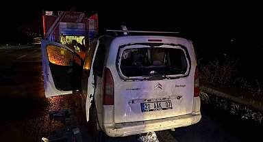 Osmaniye'de bir ticari araç seyir halindeyken yandı