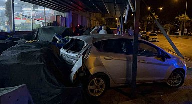 Osmaniye'de kontrolden çıkan otomobil marketin manav bölümüne girdi