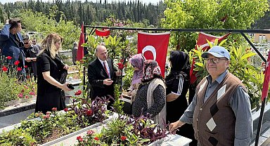 Osmaniye'de şehit kabirlerine karanfil bırakıldı