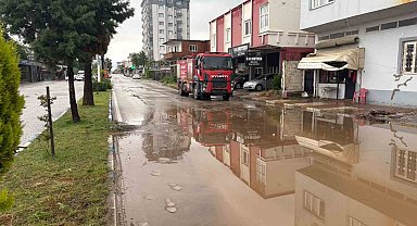 Osmaniye'de şiddetli yağış etkili oldu yollar kapandı