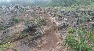 Osmaniye'de şiddetli yağışın ardından toprak kayması meydana geldi