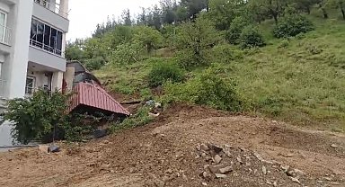 Osmaniye'de toprak kayması: Prefabrik ev devrildi, traktör göçük altında kaldı